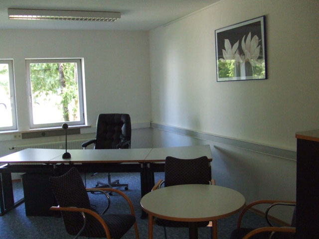 Bürohotel im Gewerbeoark Bliesen Bürohotel im Gewerbepark Bliesen im Saarland. Wir vermieten Lagerhallen, Büroräume, Eventhaus, Ferienwohnung, Gästehaus, Lagercontainer, Seminarräume. Unsere Dienstleistungen umfassen Blitzransporte, Stückgulager, Schwerlasteinlagerung, Aktenarchivierung