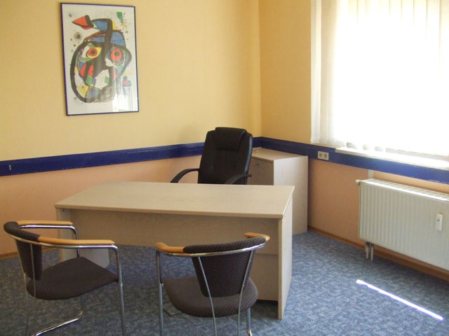 Bürohotel im Gewerbeoark Bliesen Bürohotel im Gewerbepark Bliesen im Saarland. Wir vermieten Lagerhallen, Büroräume, Eventhaus, Ferienwohnung, Gästehaus, Lagercontainer, Seminarräume. Unsere Dienstleistungen umfassen Blitzransporte, Stückgulager, Schwerlasteinlagerung, Aktenarchivierung