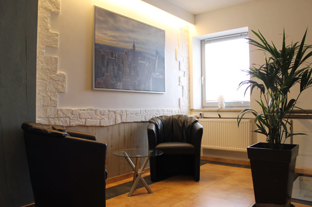 Bürohotel im Gewerbeoark Bliesen Bürohotel im Gewerbepark Bliesen im Saarland. Wir vermieten Lagerhallen, Büroräume, Eventhaus, Ferienwohnung, Gästehaus, Lagercontainer, Seminarräume. Unsere Dienstleistungen umfassen Blitzransporte, Stückgulager, Schwerlasteinlagerung, Aktenarchivierung